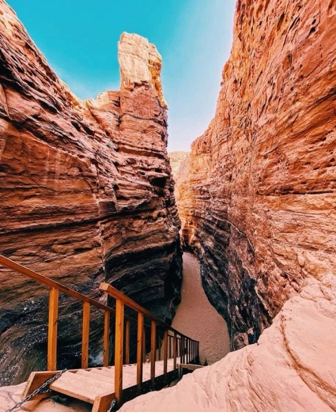 Colored canyon hike
