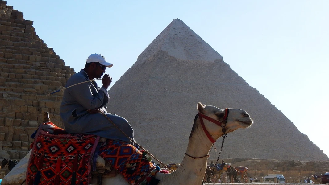 Visita le piramidi di Giza con un’escursione da Luxor