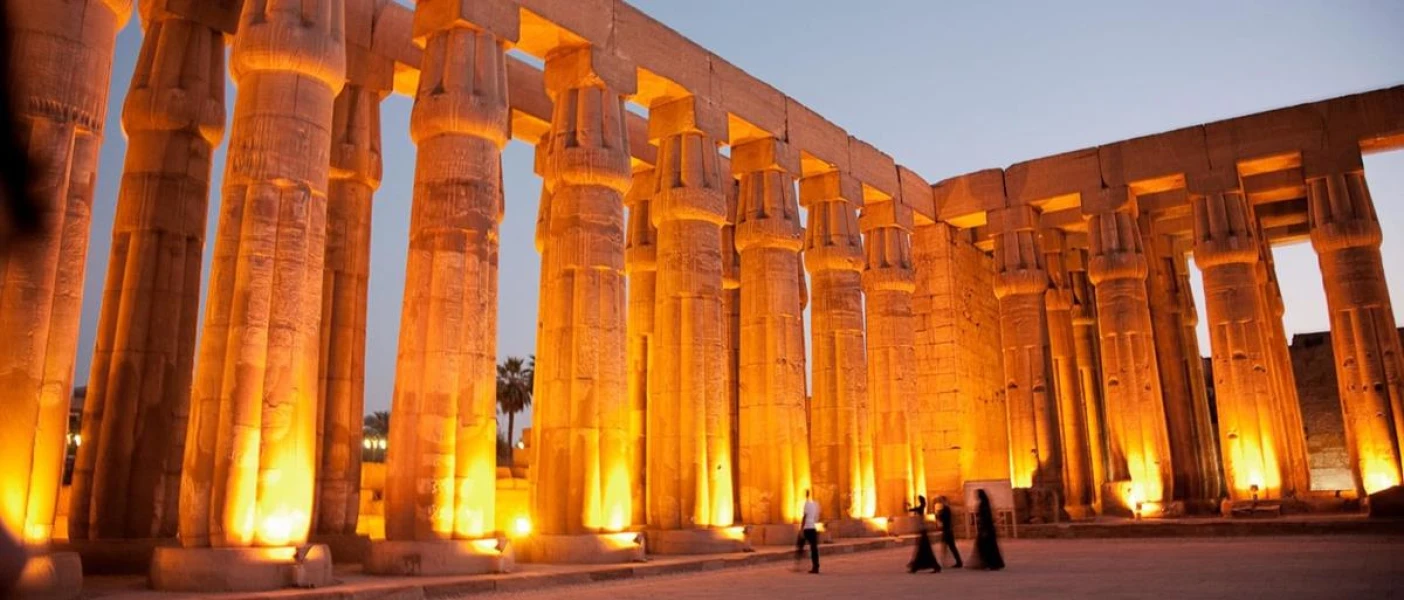 Promenade de Noël en Égypte dans le temple de Louxor