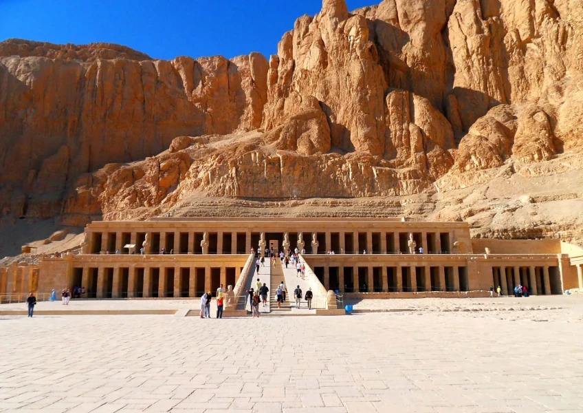 Noël en Égypte devant le temple d'Hatchepsout