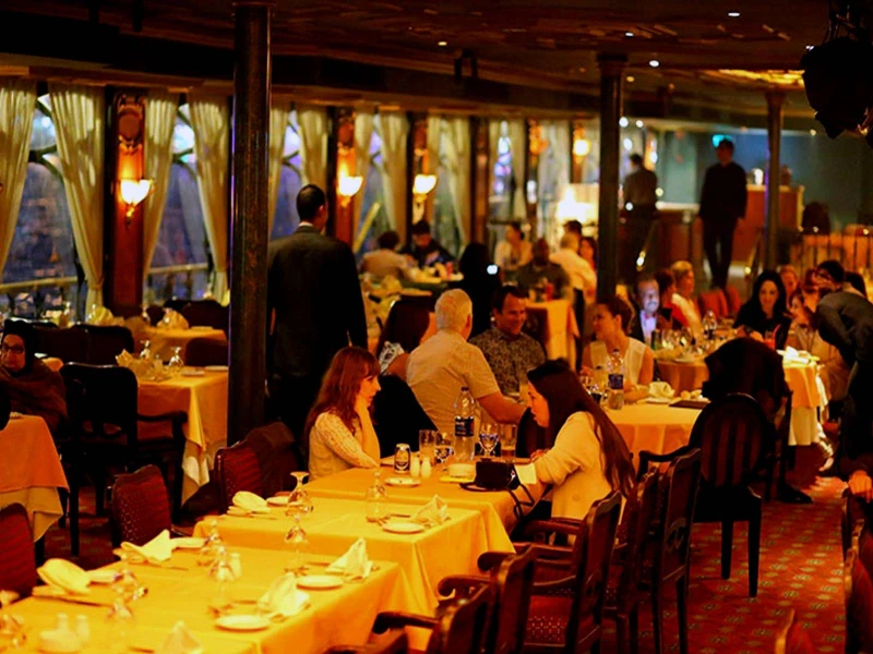 Dîner de Noël lors d'une croisière sur le Nil de Louxor à Assouan