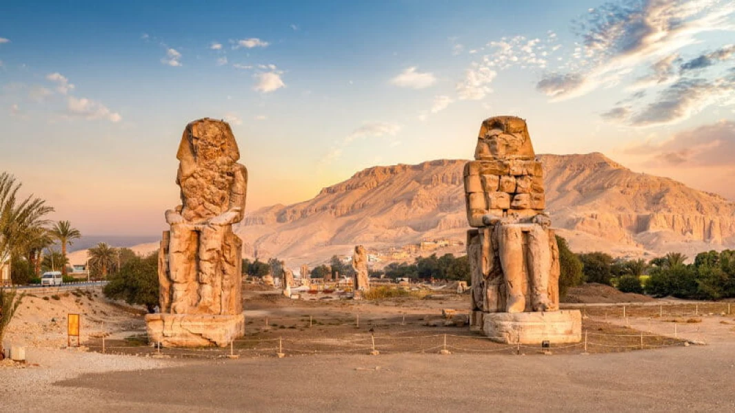 Visitez les emblématiques Colosses de Memnon ce Noël en Égypte