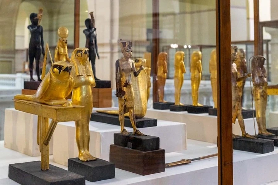 golden statues of Tutankhamun