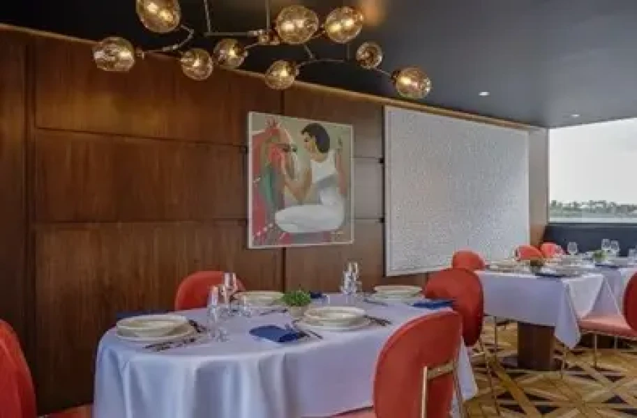 the dining room of the Mazaj Sia Dahabiya
