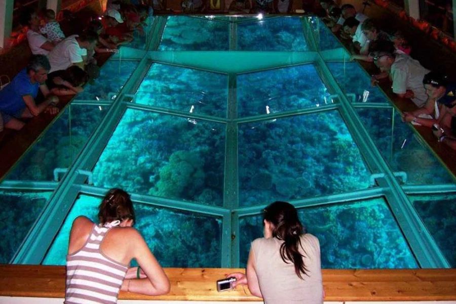 Barco com Fundo de Vidro