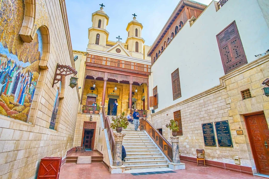 Église suspendue au Caire